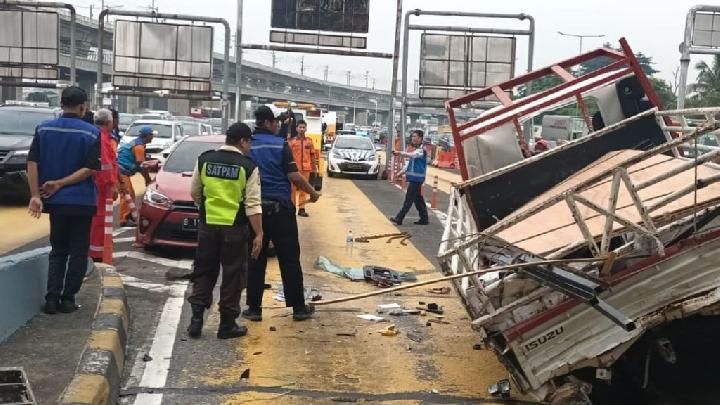 7 kendaraan terlibat kecelakaan beruntun di gerbang tol halim, jasa marga berlakukan contraflow