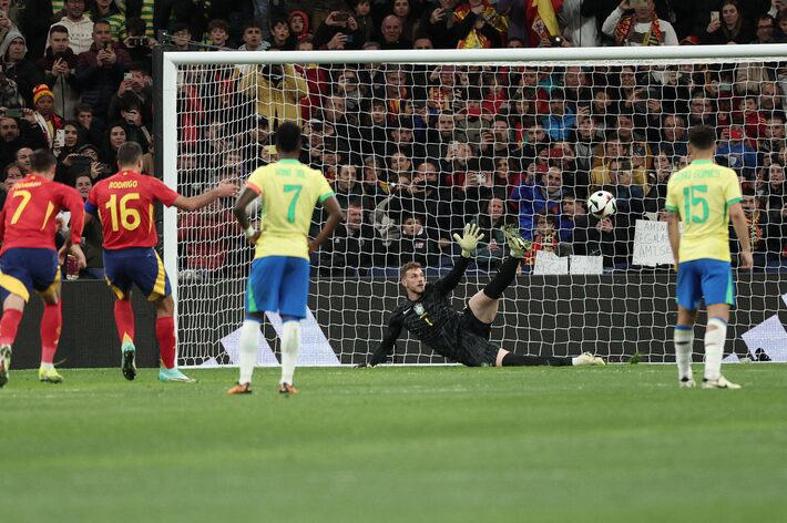 Rodri, de pênalti, colocou a Espanha em vantagem sobre o Brasil em Madri. Foto: Thomas Coex/AFP