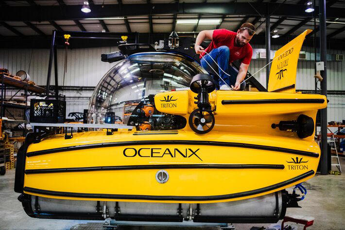 Um técnico mecânico da OceanX trabalhando em um submarino em Sebastian, Flórida, em 2019 Foto: Scott McIntyre/The New York Times