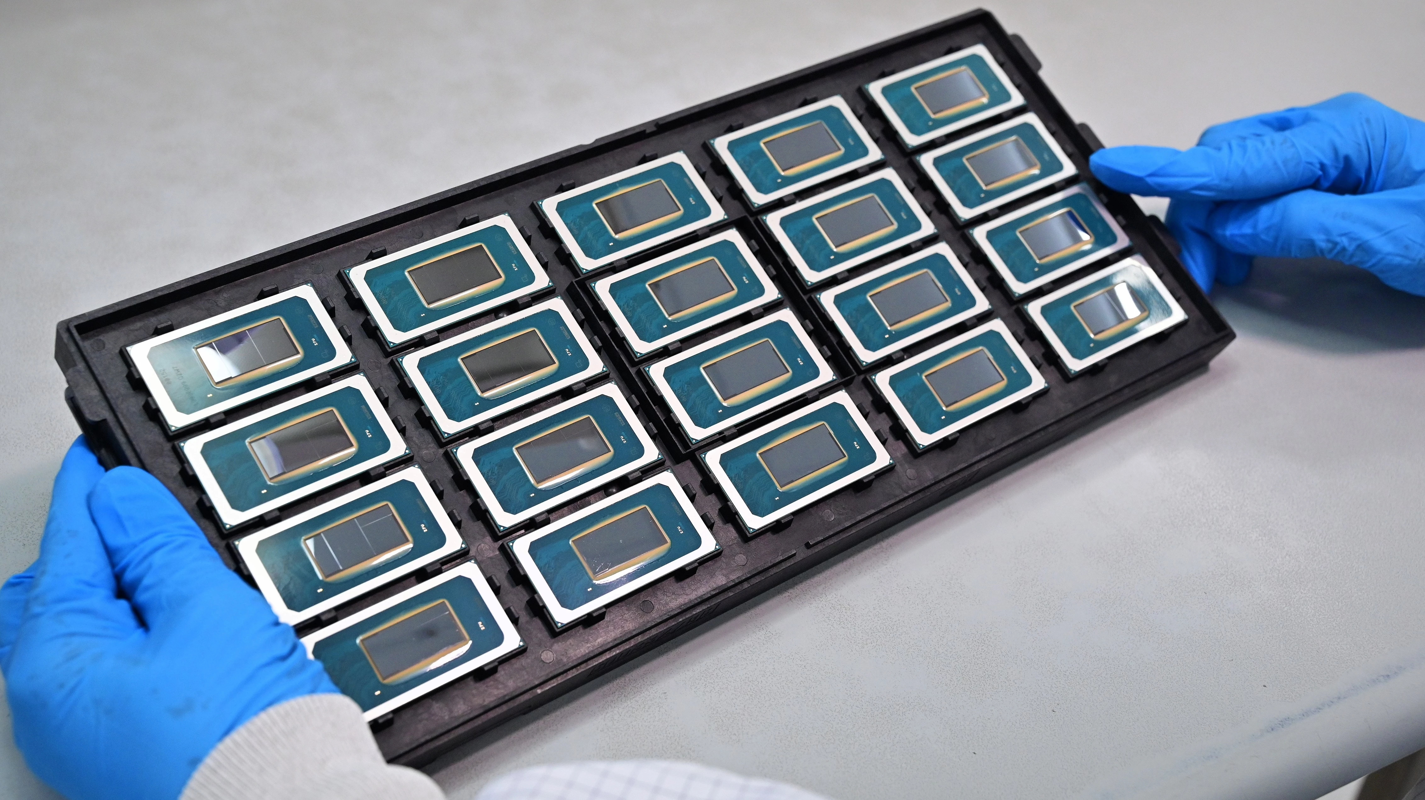 microsoft, mini-pc: intel legt ein ki-dev-kit mit asus' nuc auf
