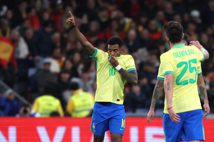 Rodrygo comemora gol do Brasil no Estádio Santiago Bernabéu, em Madri. Foto: Pierre-Philippe Marcou/AFP