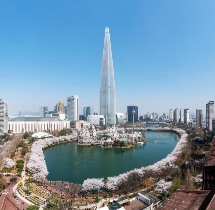 The photo shows the view of Seokchon Lake, where cherry blossoms are in full bloom. Courtesy of Songpa District Office