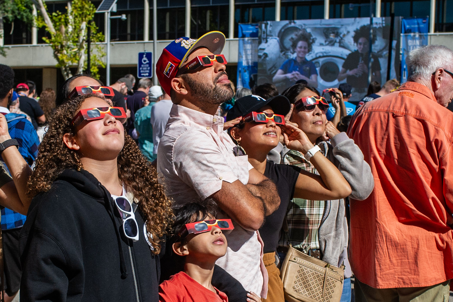 nueva york se prepara para la afluencia de visitantes por el eclipse solar del 8 de abril
