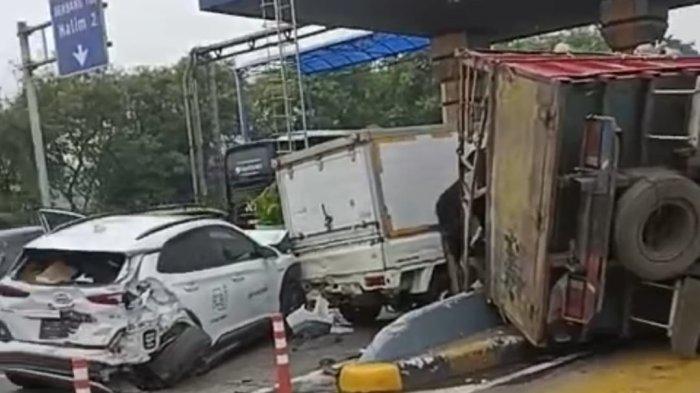 Foto-foto Kecelakaan Beruntun 7 Mobil Di Gerbang Tol Halim Utama Pagi ...