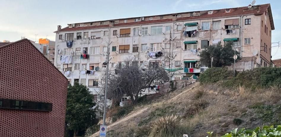 la falta de pensiones tensiona el sistema de alojamientos de emergencia en barcelona