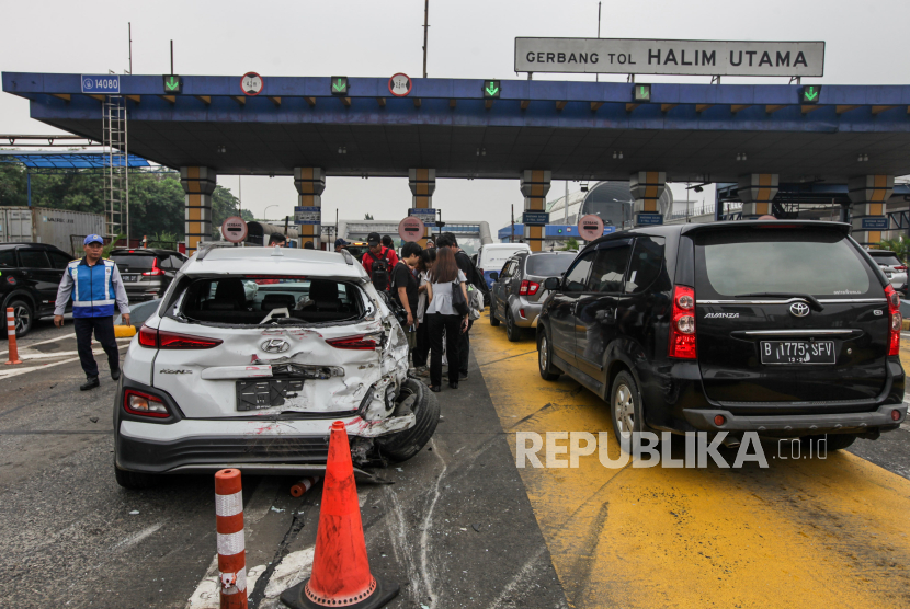 Ini Kronologis Tabrakan 'Karambol' Di GT Halim Utama, Diawali Truk ...