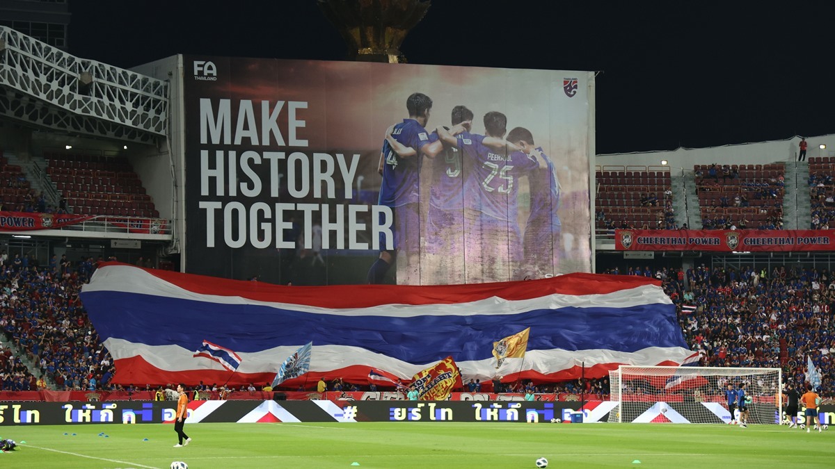 한국에 0-3 완패 뒤 태국축구협회장, 태국 관중 앞에서 '파격 행동'