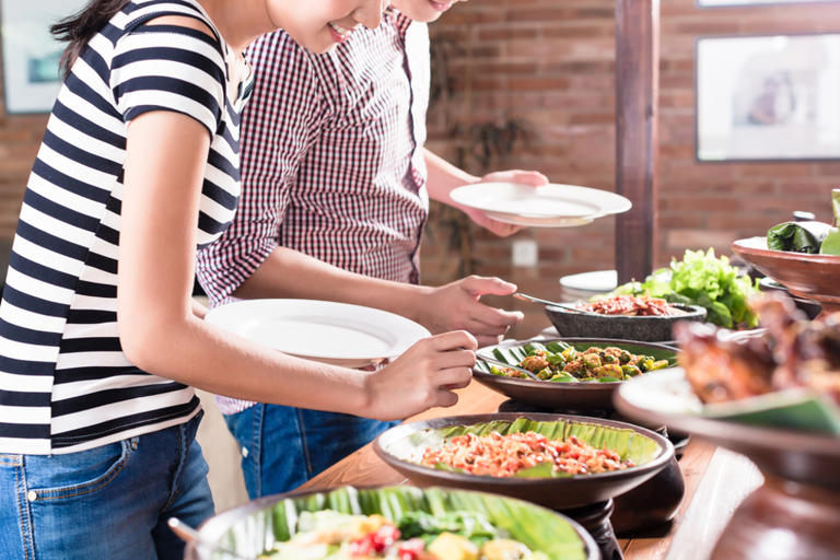 生、熟食不放一起，碰到生食後的餐具、手要充分清洗，避免食物中毒。（示意圖／Shutterstock/達志）