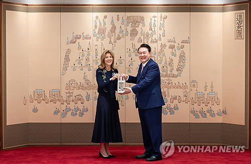 President Yoon Suk Yeol (R) receives the John F. Kennedy Profile in Courage Award from U.S. Ambassador to Australia Caroline Kennedy, the honorary president of the John F. Kennedy Library Foundation, during their meeting at the presidential office on March 27, 2024, in this photo provided by Yoon's office. (PHOTO NOT FOR SALE) (Yonhap)
