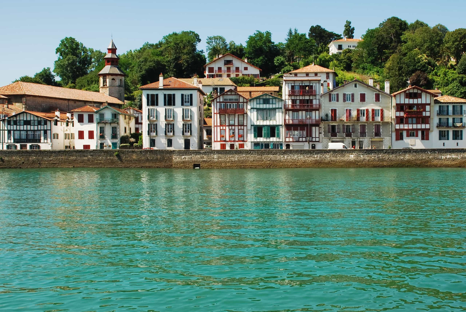 <p>Sur la côte ouest, le Pays basque est également une destination de choix l'été ! L'eau, la nature, la culture vous garantiront un dépaysement total. </p><p>Tu pourrais aussi aimer: </p>