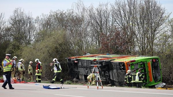 flixbus-unfall auf a9: bus raste 100 meter über grünstreifen