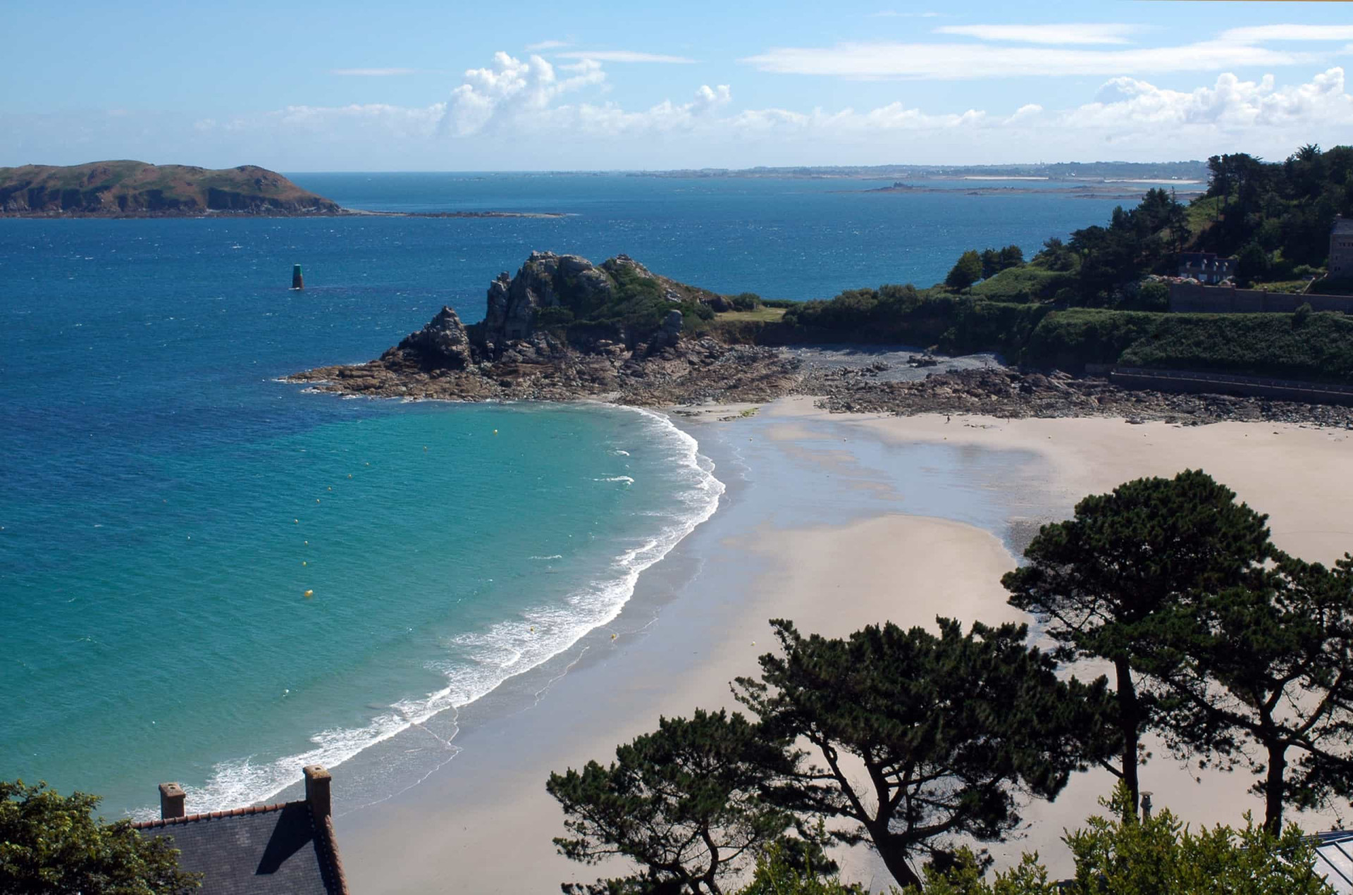 <p>Commençons notre itinéraire par les régions françaises plus au nord. Les plages de Bretagne n'ont rien à envier aux plus belles plages du sud du pays ! Admirez plutôt la beauté de cette plage dans la commune de Perros-Guirec, un réel paradis.</p><p><a href="https://www.msn.com/fr-fr/community/channel/vid-7xx8mnucu55yw63we9va2gwr7uihbxwc68fxqp25x6tg4ftibpra?cvid=94631541bc0f4f89bfd59158d696ad7e">Suivez-nous et accédez tous les jours à du contenu exclusif</a></p>