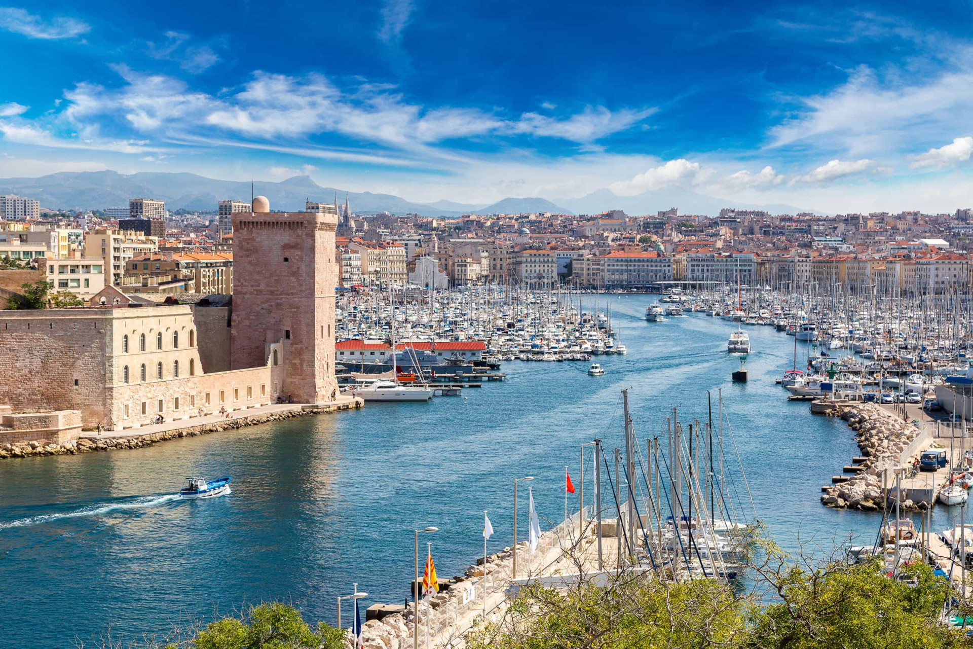<p>Marseille reste une valeur sûre pour les vacanciers et bien que très touristique, cela n'enlève rien à sa beauté, qui vaut toujours la peine d'être visitée.</p>