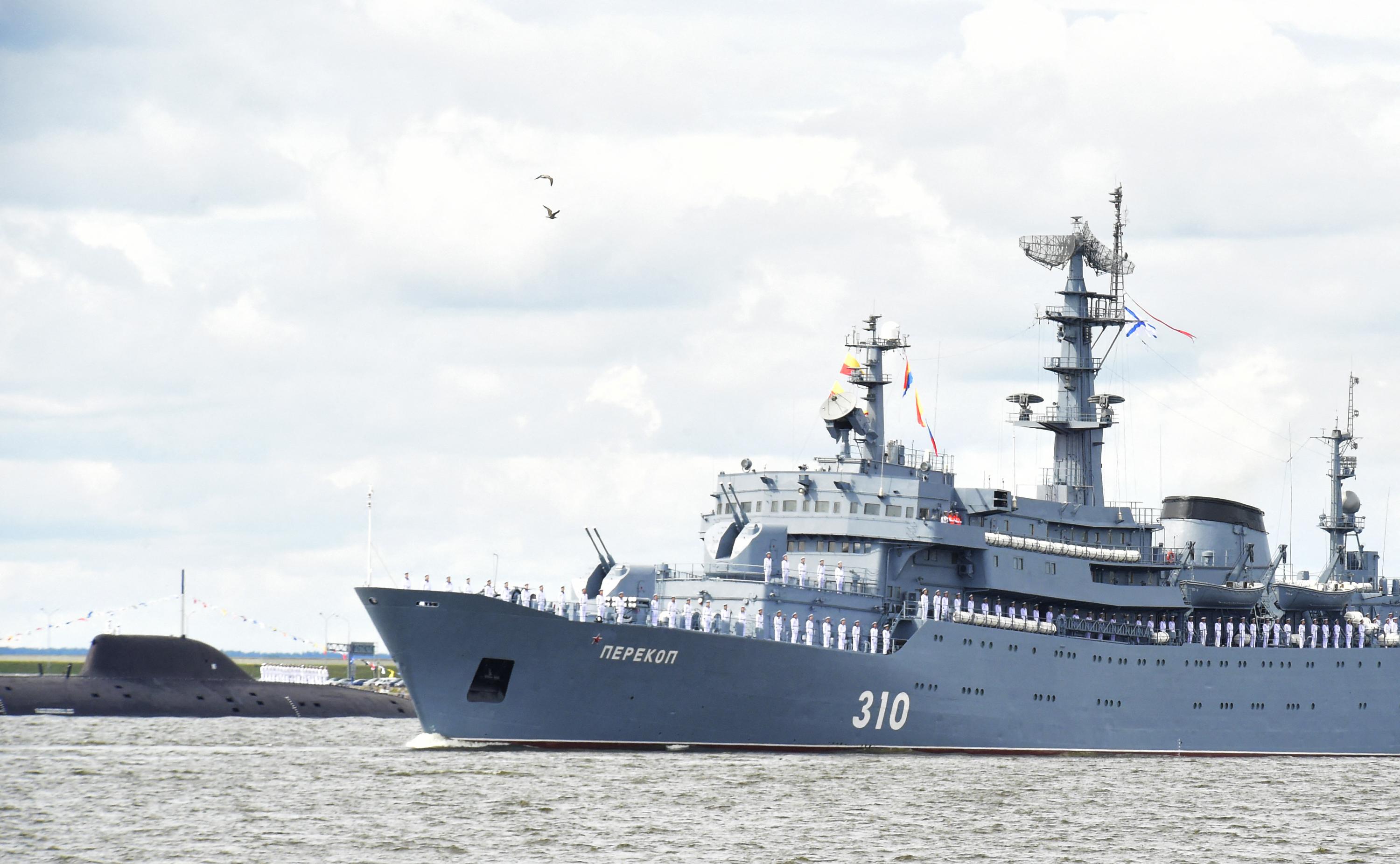 la russie soupçonnée d'avoir coulé un chalutier par erreur lors d'un exercice en mer baltique