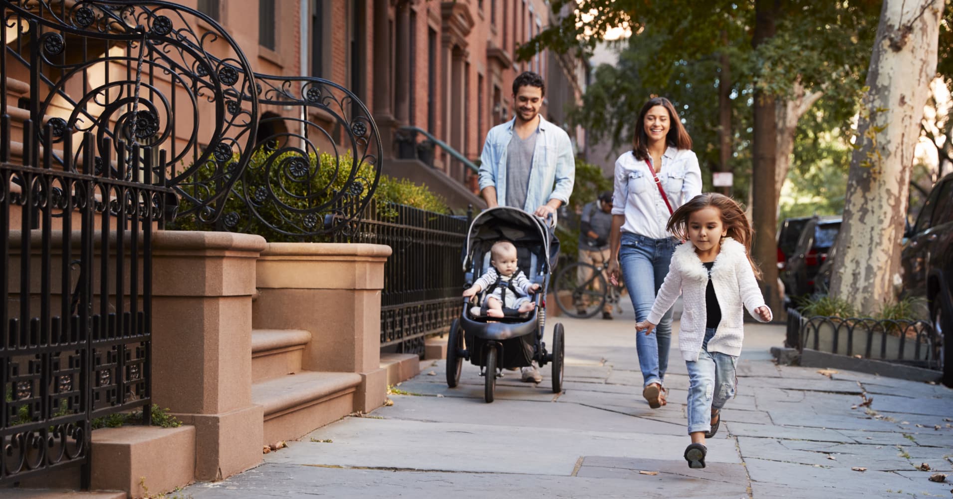 the income a family of 4 needs to live comfortably in 20 major u.s. cities