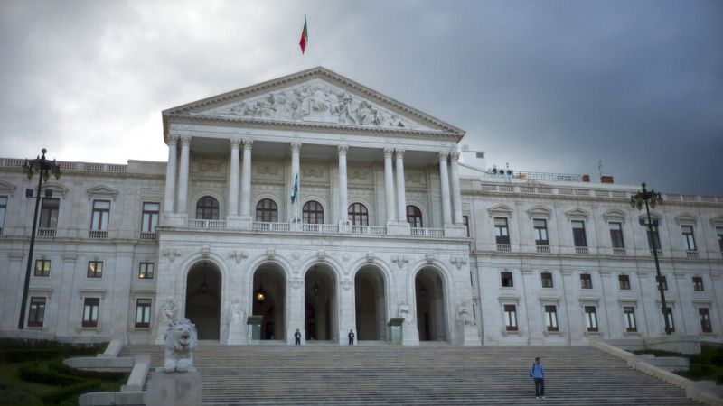 πορτογαλία: μετά από τέσσερις ψηφοφορίες εξελέγη πρόεδρος της βουλής