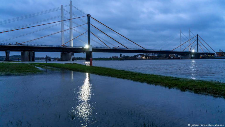 Most German bridges crossing big rivers and waterways don't have pillars in the fairway