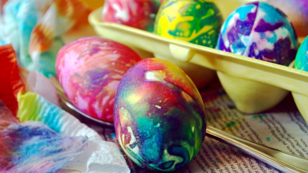 4 Fun New Ways To Dye Easter Eggs Plus How To Make Your Own Natural Dye   BB1kDVZv.img