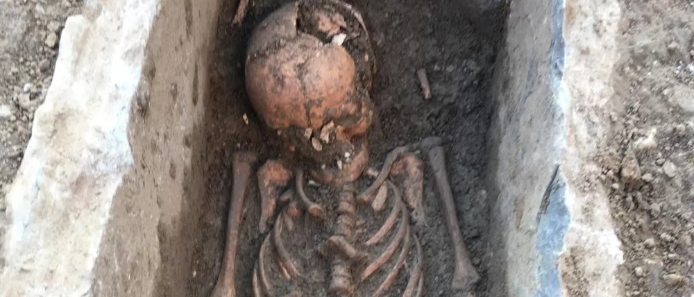civate, scoperto un antico cimitero perduto: ritrovate sei sepolture medievali