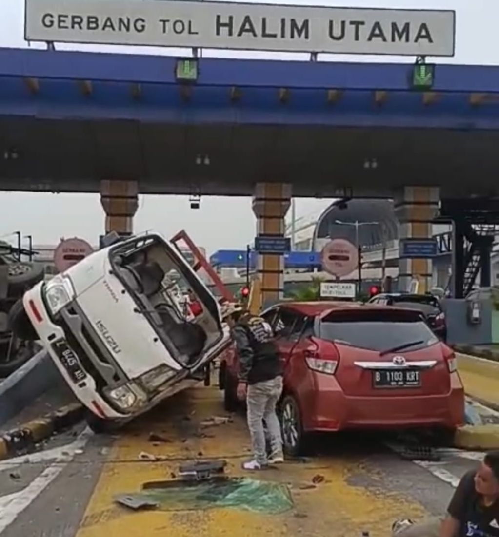 Jadi Penyebab Kecelakaan Beruntun Di Gerbang Tol Halim, Usia Sopir Jadi ...