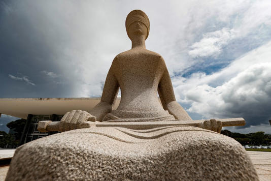 O monumento " Justiça" localizado em frente ao prédio do Supremo Tribunal Federal (STF) na praça do Três Poderes, em Brasília. Foto: Wilton Junior/Estadão