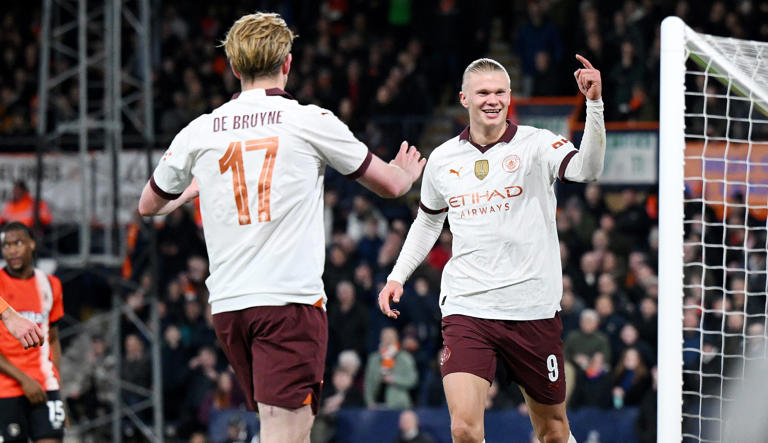 LUTON, ENGLAND - FEBRUARY 27: Erling Haaland of Manchester City celebrates scoring his team's fourth goal alongside teammate Kevin De Bruyne during the Emirates FA Cup Fifth Round match between Luton Town and Manchester City at Kenilworth Road on February 27, 2024 in Luton, England. (Photo by Shaun Botterill/Getty Images) ORG XMIT: 776106053 ORIG FILE ID: 2043781874