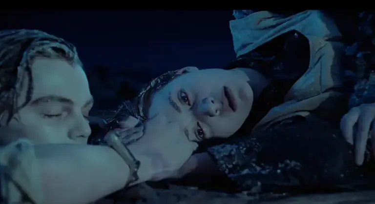 ▲好萊塢電影《鐵達尼號》（Titanic）片尾女主角凱特溫絲蕾躺著的「門板」，日前在拍賣會上以71萬8750美元，約新台幣2300萬元售出，成為有史以來成交價最高的電影拍攝道具。（圖／翻攝自IMDb）