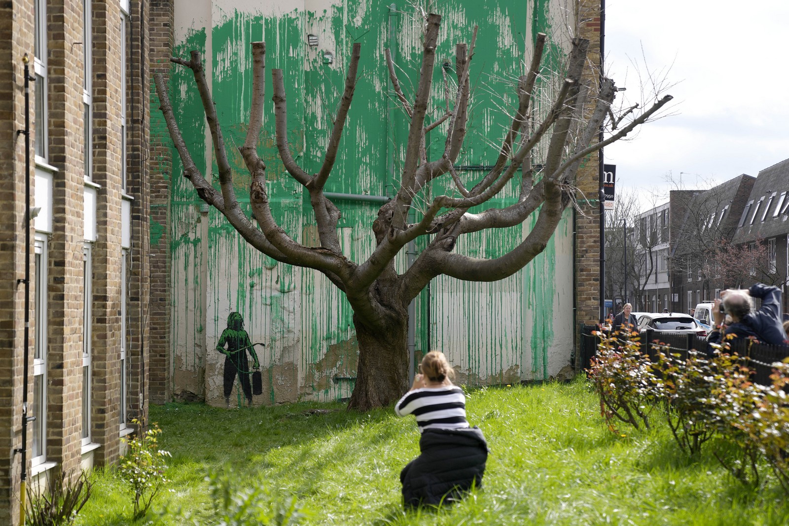 έντυσαν με πλαστικό την τοιχογραφία του banksy στο λονδίνο