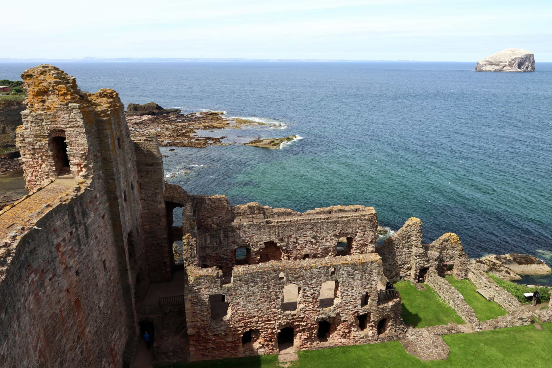 <p>A ruin since the 17th century, Tantallon Castle in East Lothian has had living residents for hundreds of years. But there is one unearthly man who apparently still calls it home.</p><p>You may also like:<a href="https://www.starsinsider.com/n/344840?utm_source=msn.com&utm_medium=display&utm_campaign=referral_description&utm_content=479726v1en-ca"> These celebrities are often mistaken for each other</a></p>