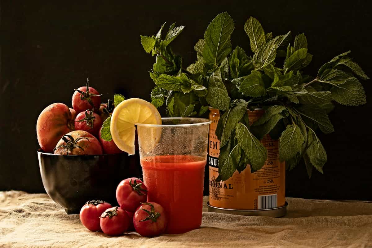 cómo preparar el jugo de tomate, ideal para la presión alta y colesterol