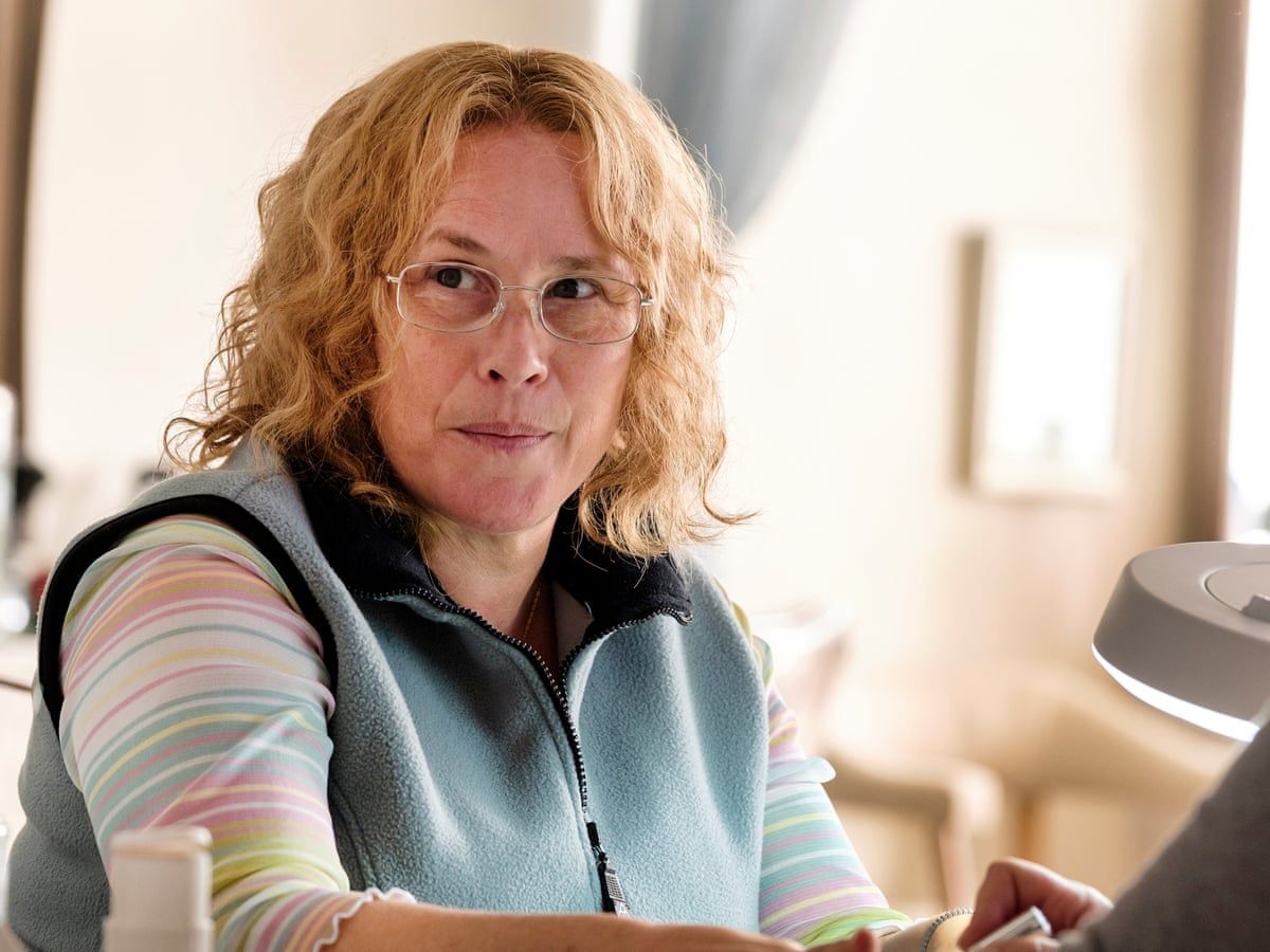 <p>Ben Stiller directed this <a href="https://www.indiewire.com/2019/06/escape-at-dannemora-patricia-arquette-emmy-contender-1202148971/" rel="noreferrer noopener">miniseries</a> about the true story of a 50-something prison guard, played by Patricia Arquette, who falls in love with prisoners and facilitates a jailbreak. To embody this dark, unscrupulous character, the actress didn’t hesitate to undergo a physical transformation. <a href="https://www.hollywoodreporter.com/tv/tv-news/patricia-arquette-talks-escape-at-dannemora-love-scenes-weight-gain-1212835/" rel="noreferrer noopener">In an interview,</a> Patricia explained that shooting in a prison was intense, but her work received critical acclaim and even earned a Golden Globe along with several nominations!</p>
