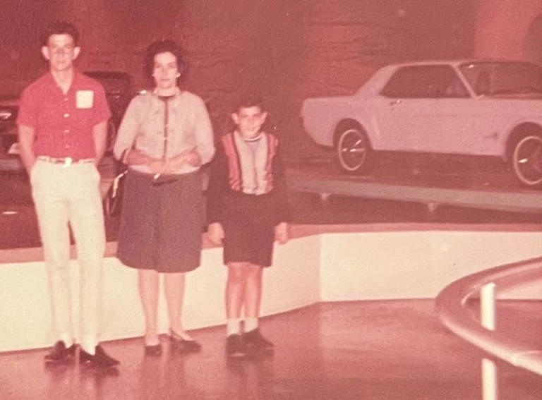 La familia Ruhi (hermano mayor Conrad, mamá Julia y el autor) con el Ford Mustang en la Feria Mundial de Nueva York en 1965