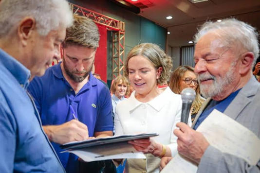 Ao lado de Lula e Gleisi, Requião e seu filho assinaram ficha de filiação ao PT do Paraná em 2022: casamento de conveniência. Foto: Eduardo Matysiak/Divulgação