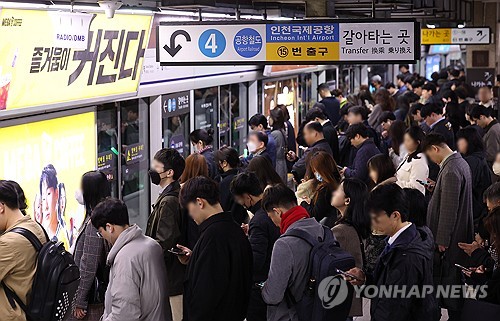 '곧 도착없음' 텅 빈 정류장…버스 파업에 지하철은 만원(종합)