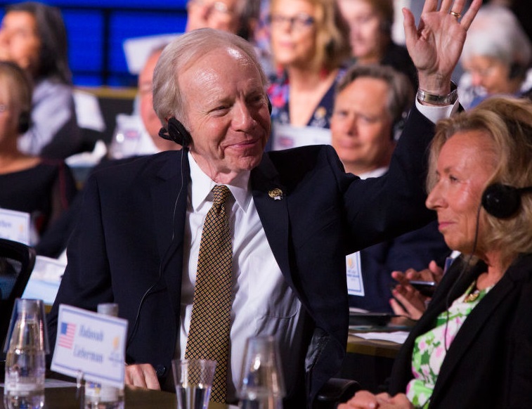 Joe Lieberman, a US senator and vice-presidential candidate who left the Democratic Party with a bang, earning him both admiration and contempt, has died. He died in New York after suffering a fall, according to a statement from his family. He was 82 years old.
