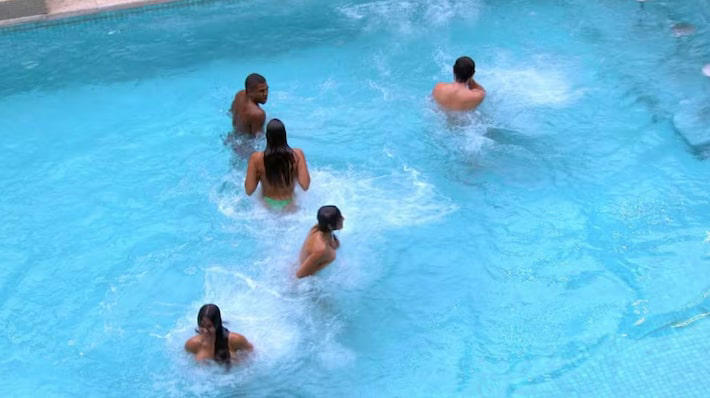 BBB 24: Participantes tiram roupa e pulam na piscina em comemoração a ...