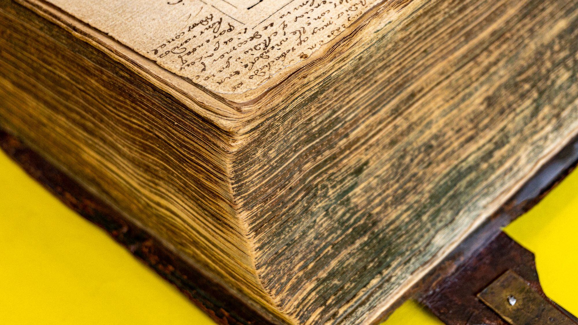 biblia que siempre estuvo en el índice de libros prohibidos por la inquisición es conservada actualmente por la biblioteca nacional