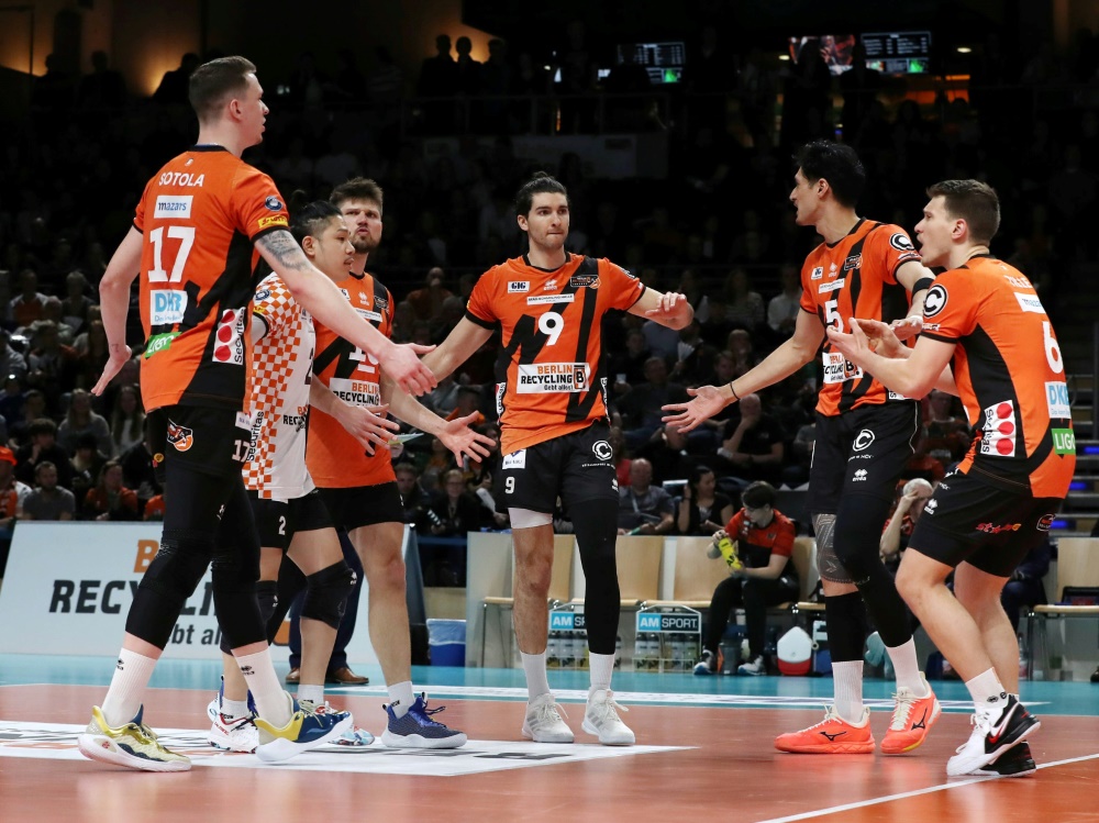 volleyball: meister berlin gewinnt erstes halbfinale