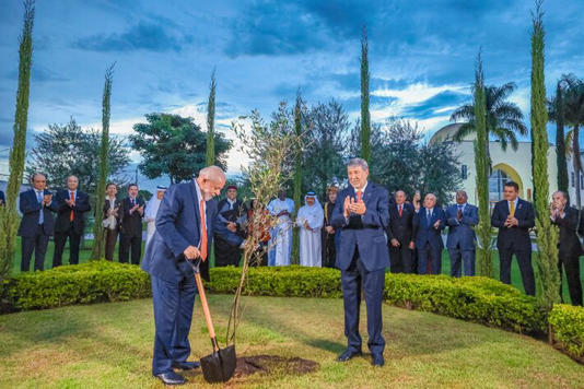 Presidente Lula e o embaixador do Estado da Palestina no Brasil, Ibrahim Mohamed Khalil Alzeben, plantam uma muda de oliveira, no jardim da Embaixada Foto: Ricardo Stuckert/PR