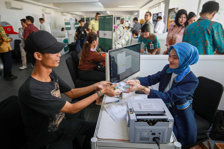 bank indonesia layani masyarakat yang mau tukar uang rusak dengan uang baru
