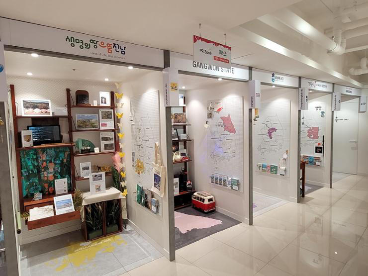 Information about local tourism is displayed in the promotion zone at Tripzip, an antenna shop for local tourism located in Myeong-dong, central Seoul. Courtesy of Seoul Metropolitan Government