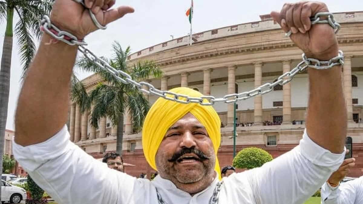 lone aap lok sabha mp sushil rinku who once appeared in chains to protest against bjp, joins the party