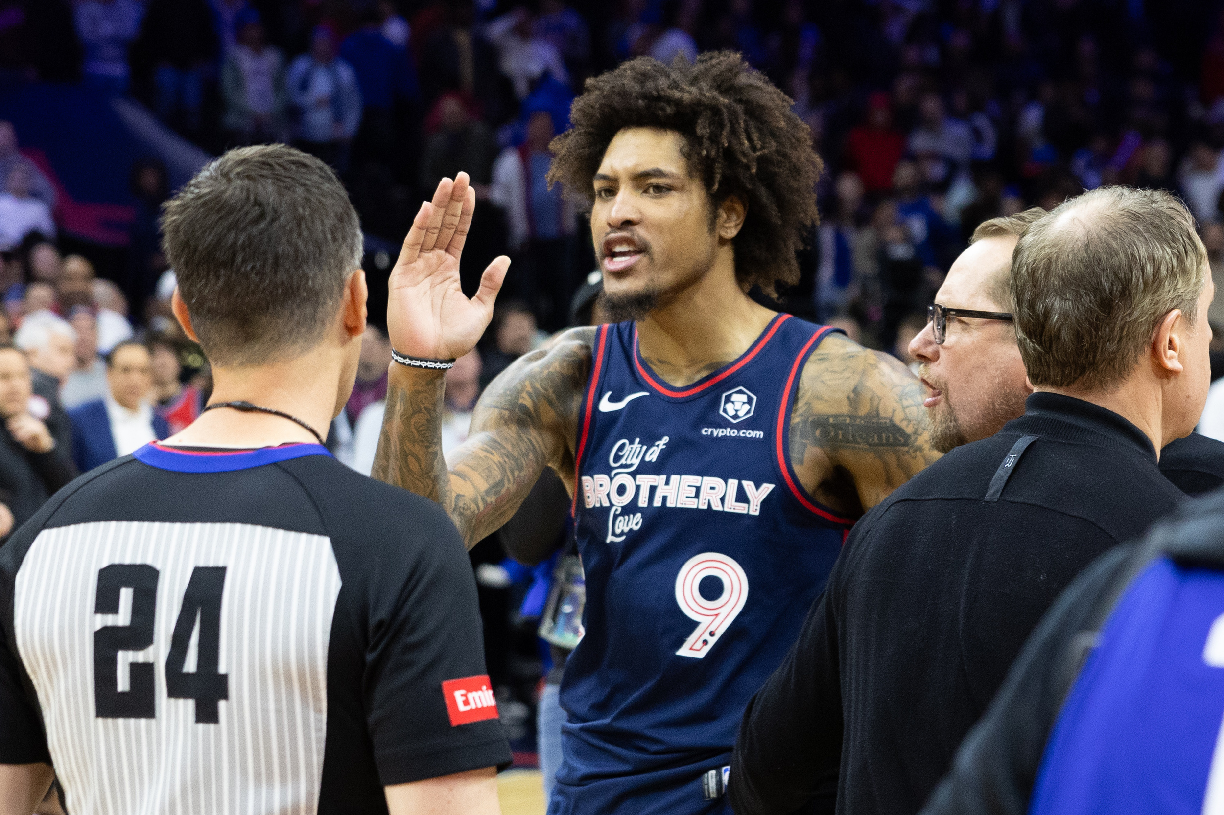 kelly oubre jr. confronts referees after 76ers-clippers game