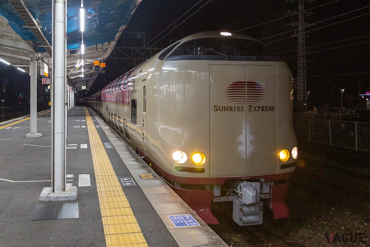 新幹線とは違う「寝台列車」 いくらで乗車？ どんなサービス？ いまや貴重な「サンライズ瀬戸・出雲」とは