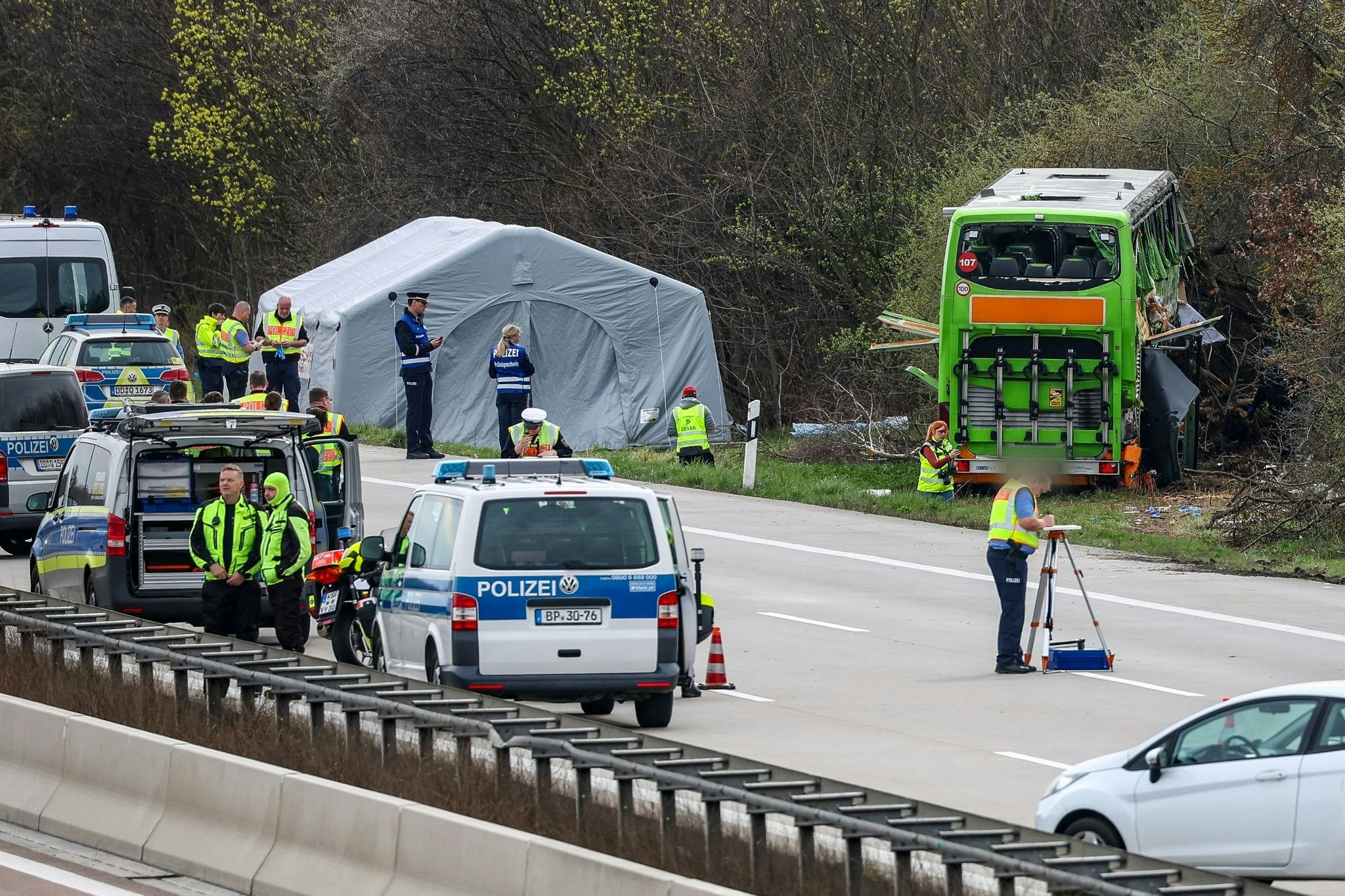 verkehr: schwerer busunfall: drei der vier todesopfer identifiziert