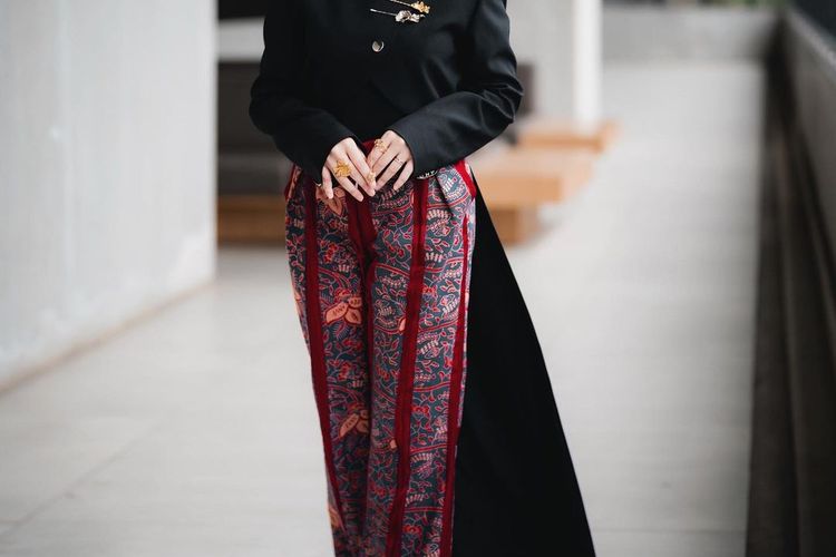 uniknya gaya prilly latuconsina kenakan beskap dan celana batik, netizen: prilly emang the best!