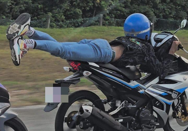 johor cops nab biker performing stunts on nse