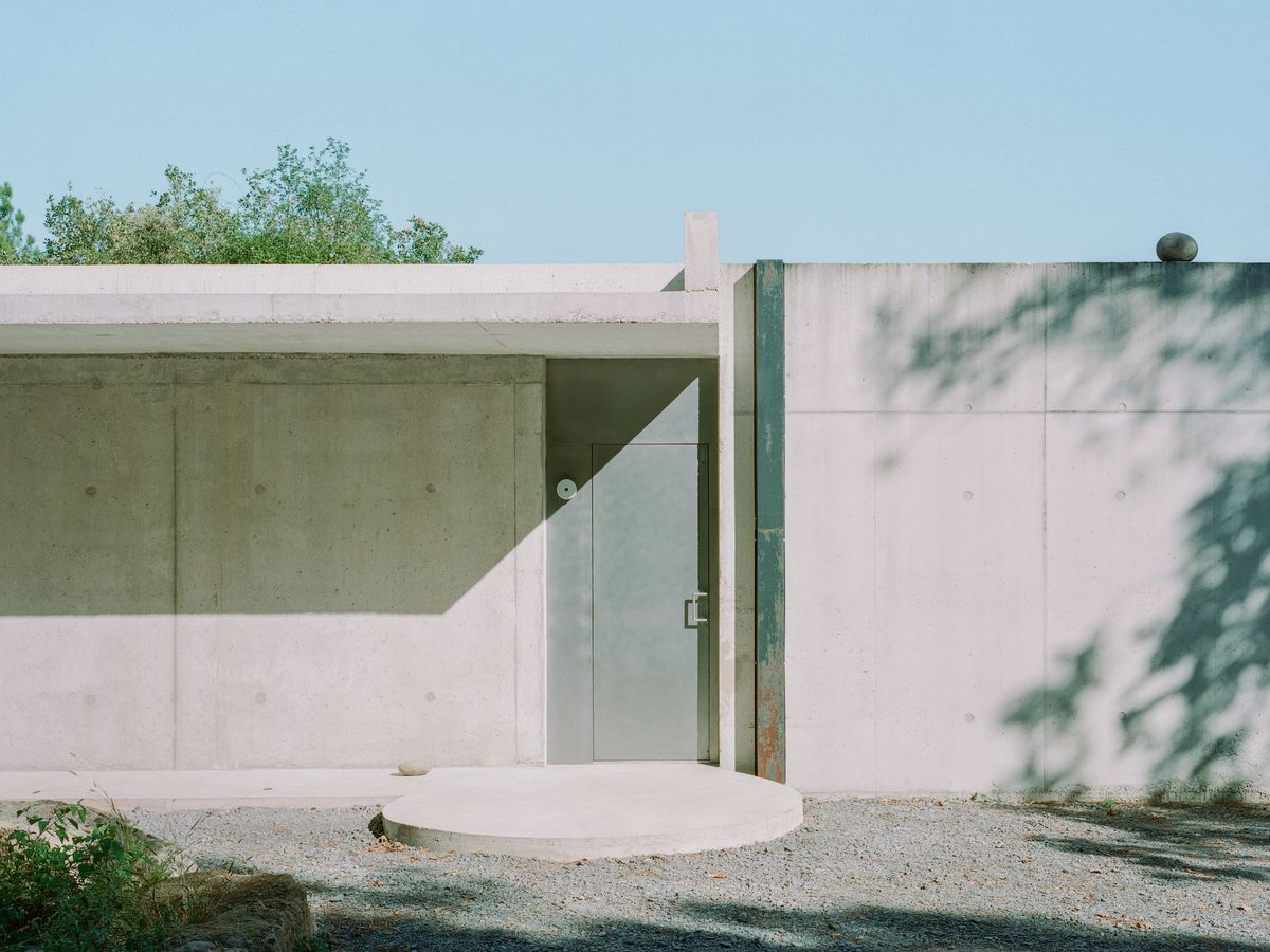 minimal e rurale: l’estensione cementizia che trasforma una casa in francia