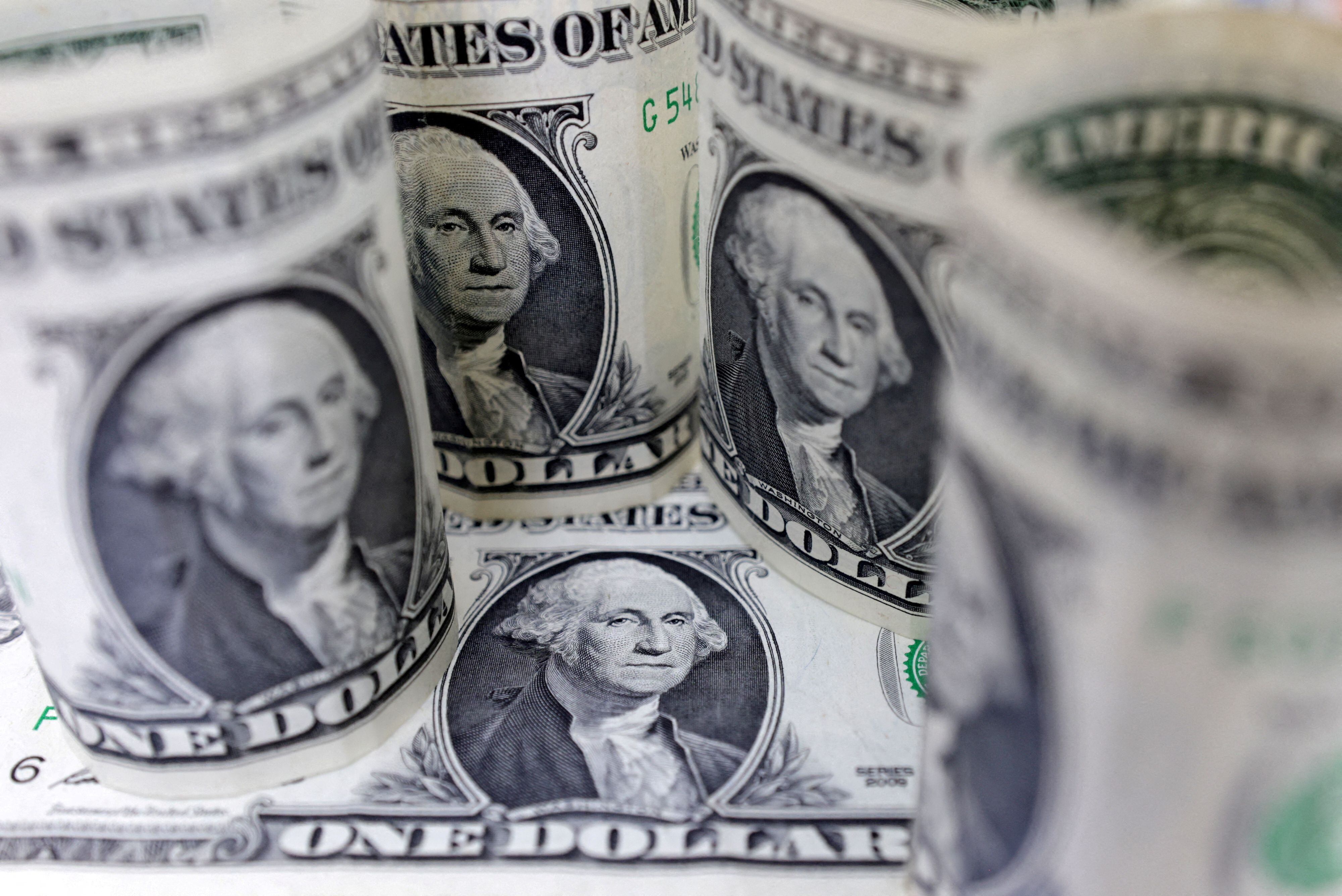 el dólar se dispara en línea con el avance de la divisa en el mundo tras expectativas de retraso en baja de tasas en eeuu