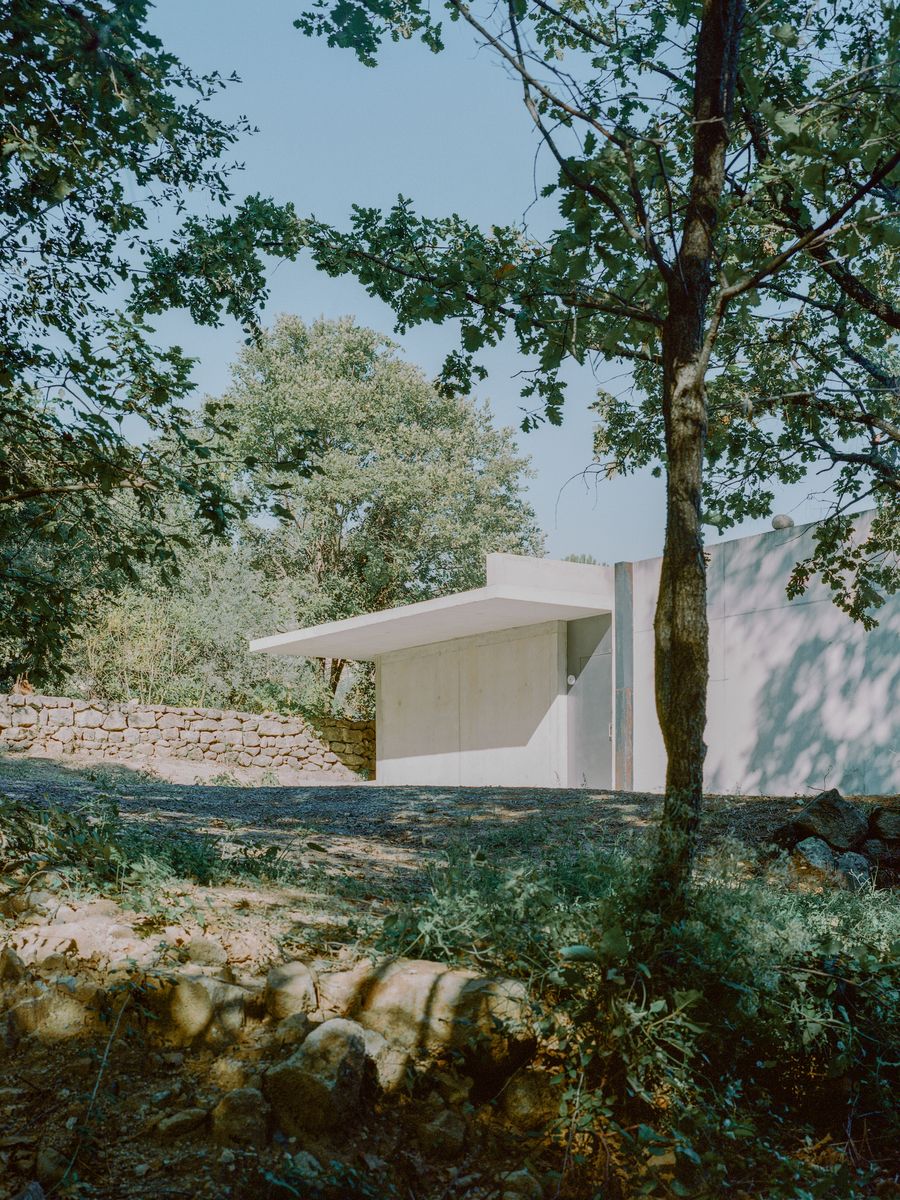 minimal e rurale: l’estensione cementizia che trasforma una casa in francia